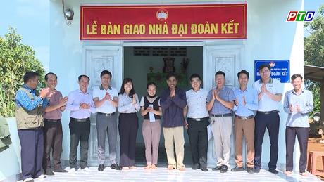 Bàn giao 2 nhà Đại đoàn kết cho hộ nghèo tại xã Đắk R’Moan